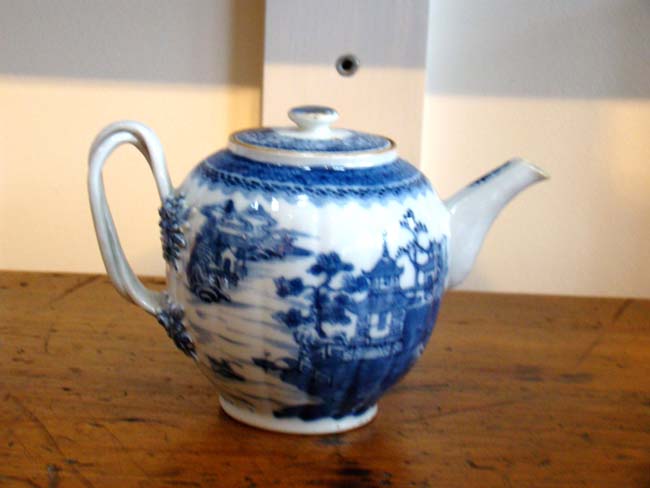 A beautiful late 18th century Chinese export porcelain teapot in the rare 'melon' form with gilt decoration circa 1785 — image 2